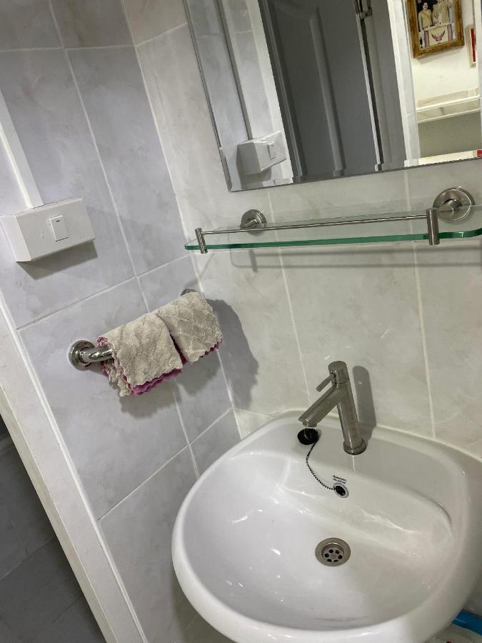 Apartment A4 Dindaeng Bangkok Esterno foto